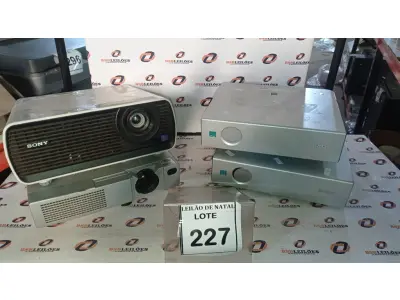 LOTE 227 - 01 PROJETOR MARCA HITACHI E 03 PROJETORES MARCA SONY. (NO ESTADO) ATENÇÃO! FAZER A VISITAÇÃO ANTES DE ARREMATAR, NÃO SABEMOS SE FUNCIONA, LEILÃO NÃO TEM GARANTIA E NEM DEVOLUÇÃO, SUJEITO A POSSÍVEIS AVARIAS VISÍVEIS/OCULTAS E/OU AUSÊNCIA DE COMPONENTES.