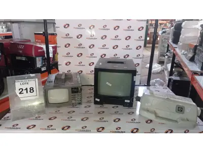 LOTE 218 - 02 TVS PORTÁTEIS, 01 RELÓGIO DE PAREDE E 01 FONTE DE ALIMENTAÇÃO PARA LIMPADOR DE PISCINA. (NO ESTADO) ATENÇÃO! FAZER A VISITAÇÃO ANTES DE ARREMATAR, NÃO SABEMOS SE FUNCIONA, LEILÃO NÃO TEM GARANTIA E NEM DEVOLUÇÃO, SUJEITO A POSSÍVEIS AVARIAS VISÍVEIS/OCULTAS E/OU AUSÊNCIA DE COMPONENTES.