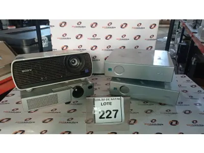 LOTE 227 - 01 PROJETOR MARCA HITACHI E 03 PROJETORES MARCA SONY. (NO ESTADO) ATENÇÃO! FAZER A VISITAÇÃO ANTES DE ARREMATAR, NÃO SABEMOS SE FUNCIONA, LEILÃO NÃO TEM GARANTIA E NEM DEVOLUÇÃO, SUJEITO A POSSÍVEIS AVARIAS VISÍVEIS/OCULTAS E/OU AUSÊNCIA DE COMPONENTES.