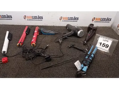 LOTE 159 - 03 ESCOVAS DE CABELO, 02 PRANCHAS DE CABELO, 01 BARBEADOR ELÉTRICO E 01 SECADOR DE CABELO MARCAS E MODELOS DIVERSOS. (NO ESTADO) ATENÇÃO! FAZER A VISITAÇÃO ANTES DE ARREMATAR, NÃO SABEMOS SE FUNCIONA, LEILÃO NÃO TEM GARANTIA E NEM DEVOLUÇÃO, SUJEITO A POSSÍVEIS AVARIAS VISÍVEIS/OCULTAS E/OU AUSÊNCIA DE COMPONENTES.