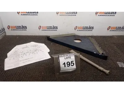 LOTE 195 - 01 MINI CÍTARA E 01 FLAUTA DOCE. (NO ESTADO) ATENÇÃO! FAZER A VISITAÇÃO ANTES DE ARREMATAR, NÃO SABEMOS SE FUNCIONA, LEILÃO NÃO TEM GARANTIA E NEM DEVOLUÇÃO, SUJEITO A POSSÍVEIS AVARIAS VISÍVEIS/OCULTAS E/OU AUSÊNCIA DE COMPONENTES.