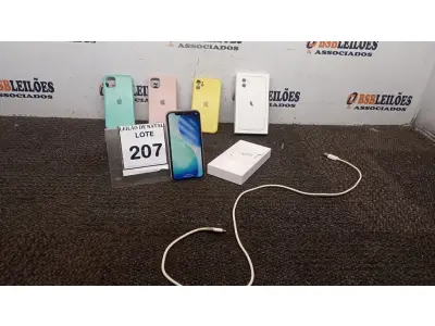 LOTE 207 - 01 IPHONE 11 64GB BRANCO SERIE: 351082463788482, CARREGADOR E 03 CAPINHAS. (NO ESTADO) ATENÇÃO! FAZER A VISITAÇÃO ANTES DE ARREMATAR, NÃO SABEMOS SE FUNCIONA, LEILÃO NÃO TEM GARANTIA E NEM DEVOLUÇÃO, SUJEITO A POSSÍVEIS AVARIAS VISÍVEIS/OCULTAS E/OU AUSÊNCIA DE COMPONENTES.