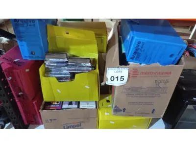 LOTE 015 - 01 LOTE COM GRANDE QUANTIDADE DE CDS, DVDS E FITAS DE VÍDEO CASSETE GÊNEROS DIVERSOS. (NO ESTADO) ATENÇÃO! FAZER A VISITAÇÃO ANTES DE ARREMATAR, NÃO SABEMOS SE FUNCIONA, LEILÃO NÃO TEM GARANTIA E NEM DEVOLUÇÃO, SUJEITO A POSSÍVEIS AVARIAS VISÍVEIS/OCULTAS E/OU AUSÊNCIA DE COMPONENTES.