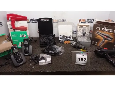 LOTE 162 - 02 APARELHOS TELEFÔNICOS, 02 SECADORES DE CABELO E 04 MÁQUINAS DE CORTAR CABELO DE MARCAS E MODELOS DIVERSOS. (NO ESTADO) ATENÇÃO! FAZER A VISITAÇÃO ANTES DE ARREMATAR, NÃO SABEMOS SE FUNCIONA, LEILÃO NÃO TEM GARANTIA E NEM DEVOLUÇÃO, SUJEITO A POSSÍVEIS AVARIAS VISÍVEIS/OCULTAS E/OU AUSÊNCIA DE COMPONENTES.