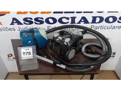 LOTE 075 - 02 ASPIRADORES DE PÓ MARCAS ELECTROLUX E ARNO. (NO ESTADO) ATENÇÃO! FAZER A VISITAÇÃO ANTES DE ARREMATAR, NÃO SABEMOS SE FUNCIONA, LEILÃO NÃO TEM GARANTIA E NEM DEVOLUÇÃO, SUJEITO A POSSÍVEIS AVARIAS VISÍVEIS/OCULTAS E/OU AUSÊNCIA DE COMPONENTES.
