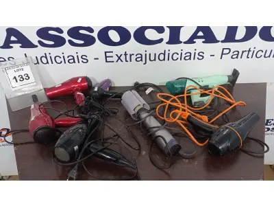LOTE 133 - 01 ESCOVA DE CABELO ELÉTRICA, 01 VAPORIZADOR DE ROUPAS E 05 SECADORES DE CABELO DE MARCAS E MODELOS DIVERSOS. (NO ESTADO) ATENÇÃO! FAZER A VISITAÇÃO ANTES DE ARREMATAR, NÃO SABEMOS SE FUNCIONA, LEILÃO NÃO TEM GARANTIA E NEM DEVOLUÇÃO, SUJEITO A POSSÍVEIS AVARIAS VISÍVEIS/OCULTAS E/OU AUSÊNCIA DE COMPONENTES.