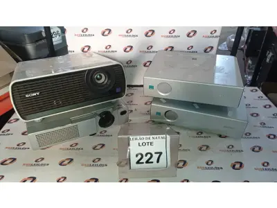 LOTE 227 - 01 PROJETOR MARCA HITACHI E 03 PROJETORES MARCA SONY. (NO ESTADO) ATENÇÃO! FAZER A VISITAÇÃO ANTES DE ARREMATAR, NÃO SABEMOS SE FUNCIONA, LEILÃO NÃO TEM GARANTIA E NEM DEVOLUÇÃO, SUJEITO A POSSÍVEIS AVARIAS VISÍVEIS/OCULTAS E/OU AUSÊNCIA DE COMPONENTES.
