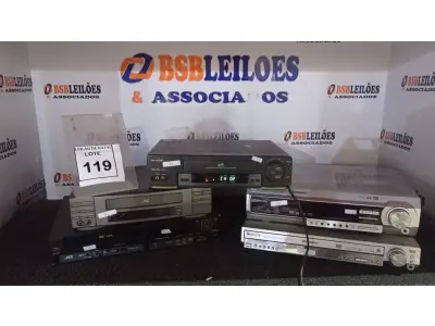 LOTE 119 - 04 APARELHOS DE VÍDEO CASSETE, 02 DVDS HOME THEATER MARCA PANASONIC. (NO ESTADO) ATENÇÃO! FAZER A VISITAÇÃO ANTES DE ARREMATAR, NÃO SABEMOS SE FUNCIONA, LEILÃO NÃO TEM GARANTIA E NEM DEVOLUÇÃO, SUJEITO A POSSÍVEIS AVARIAS VISÍVEIS/OCULTAS E/OU AUSÊNCIA DE COMPONENTES.