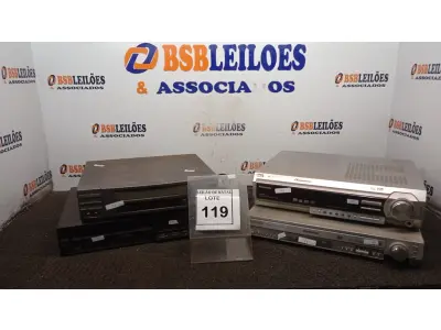 LOTE 119 - 04 APARELHOS DE VÍDEO CASSETE, 02 DVDS HOME THEATER MARCA PANASONIC. (NO ESTADO) ATENÇÃO! FAZER A VISITAÇÃO ANTES DE ARREMATAR, NÃO SABEMOS SE FUNCIONA, LEILÃO NÃO TEM GARANTIA E NEM DEVOLUÇÃO, SUJEITO A POSSÍVEIS AVARIAS VISÍVEIS/OCULTAS E/OU AUSÊNCIA DE COMPONENTES.