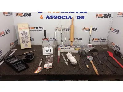 LOTE 184 - 01 FACA ELÉTRICA MARCA BLACK DECKER, 01 JOGO DE RALADORES E DIVERSAS ESPÁTULAS E UTENSÍLIOS DIVERSOS PARA COZINHA. (NO ESTADO) ATENÇÃO! FAZER A VISITAÇÃO ANTES DE ARREMATAR, NÃO SABEMOS SE FUNCIONA, LEILÃO NÃO TEM GARANTIA E NEM DEVOLUÇÃO, SUJEITO A POSSÍVEIS AVARIAS VISÍVEIS/OCULTAS E/OU AUSÊNCIA DE COMPONENTES.
