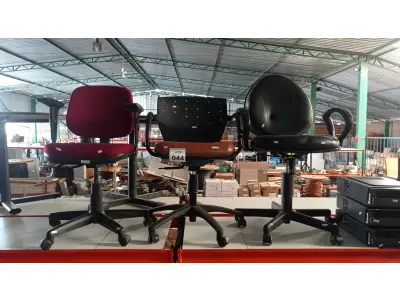 LOTE 044 - 03 CADEIRAS GIRATÓRIAS COM RODINHAS. (NO ESTADO) ATENÇÃO! FAZER A VISITAÇÃO ANTES DE ARREMATAR, NÃO SABEMOS SE FUNCIONA, LEILÃO NÃO TEM GARANTIA E NEM DEVOLUÇÃO, SUJEITO A POSSÍVEIS AVARIAS VISÍVEIS/OCULTAS E/OU AUSÊNCIA DE COMPONENTES.