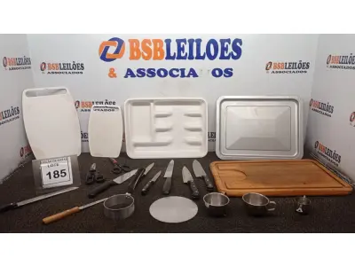 LOTE 185 - 01 LOTE COM VÁRIAS TÁBUAS, FACAS, MEDIDORES E UTENSÍLIOS DE COZINHA DIVERSOS. (NO ESTADO) ATENÇÃO! FAZER A VISITAÇÃO ANTES DE ARREMATAR, NÃO SABEMOS SE FUNCIONA, LEILÃO NÃO TEM GARANTIA E NEM DEVOLUÇÃO, SUJEITO A POSSÍVEIS AVARIAS VISÍVEIS/OCULTAS E/OU AUSÊNCIA DE COMPONENTES.