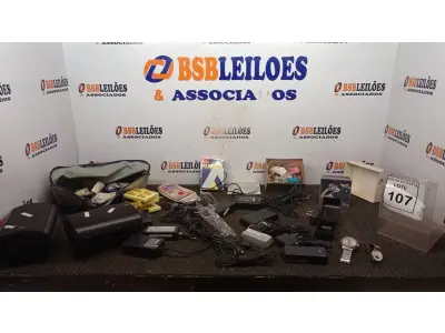 LOTE 107 - 01 LOTE COM FONTES PARA NOTEBOOKS, 01 RELÓGIO DE PULSO SECULUS, 01 RELÓGIO ORION SOL E LUA , 02 CAIXAS ACÚSTICAS INNDOR, BRINCOS E MATERIAIS PARA ESCRITÓRIO.  (NO ESTADO) ATENÇÃO! FAZER A VISITAÇÃO ANTES DE ARREMATAR, NÃO SABEMOS SE FUNCIONA, LEILÃO NÃO TEM GARANTIA E NEM DEVOLUÇÃO, SUJEITO A POSSÍVEIS AVARIAS VISÍVEIS/OCULTAS E/OU AUSÊNCIA DE COMPONENTES.