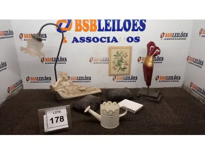 LOTE 178 - 01 ABAJUR COM ESCULTURA DECORATIVA, 01 ESCULTURA DECORATIVA DE MADEIRA, 01 QUADRO DE PEDRA DECORATIVA, 01 REGADOR DECORATIVO E 02 PESOS DE PORTA. (NO ESTADO) ATENÇÃO! FAZER A VISITAÇÃO ANTES DE ARREMATAR, NÃO SABEMOS SE FUNCIONA, LEILÃO NÃO TEM GARANTIA E NEM DEVOLUÇÃO, SUJEITO A POSSÍVEIS AVARIAS VISÍVEIS/OCULTAS E/OU AUSÊNCIA DE COMPONENTES.