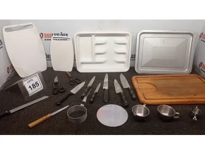 LOTE 185 - 01 LOTE COM VÁRIAS TÁBUAS, FACAS, MEDIDORES E UTENSÍLIOS DE COZINHA DIVERSOS. (NO ESTADO) ATENÇÃO! FAZER A VISITAÇÃO ANTES DE ARREMATAR, NÃO SABEMOS SE FUNCIONA, LEILÃO NÃO TEM GARANTIA E NEM DEVOLUÇÃO, SUJEITO A POSSÍVEIS AVARIAS VISÍVEIS/OCULTAS E/OU AUSÊNCIA DE COMPONENTES.