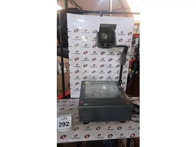 LOTE 292 - 01 RETROPROJETOR. (NO ESTADO) ATENÇÃO! FAZER A VISITAÇÃO ANTES DE ARREMATAR, NÃO SABEMOS SE FUNCIONA, LEILÃO NÃO TEM GARANTIA E NEM DEVOLUÇÃO, SUJEITO A POSSÍVEIS AVARIAS VISÍVEIS/OCULTAS E/OU AUSÊNCIA DE COMPONENTES.