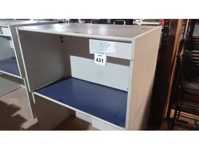 LOTE 431 - 02 MESAS DE ESCRITÓRIO COM 01 GAVETA CADA. (NO ESTADO) ATENÇÃO! FAZER A VISITAÇÃO ANTES DE ARREMATAR, NÃO SABEMOS SE FUNCIONA, LEILÃO NÃO TEM GARANTIA E NEM DEVOLUÇÃO, SUJEITO A POSSÍVEIS AVARIAS VISÍVEIS/OCULTAS E/OU AUSÊNCIA DE COMPONENTES.