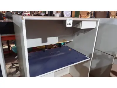 LOTE 430 - 02 MESAS DE ESCRITÓRIO COM 01 GAVETA CADA. (NO ESTADO) ATENÇÃO! FAZER A VISITAÇÃO ANTES DE ARREMATAR, NÃO SABEMOS SE FUNCIONA, LEILÃO NÃO TEM GARANTIA E NEM DEVOLUÇÃO, SUJEITO A POSSÍVEIS AVARIAS VISÍVEIS/OCULTAS E/OU AUSÊNCIA DE COMPONENTES.