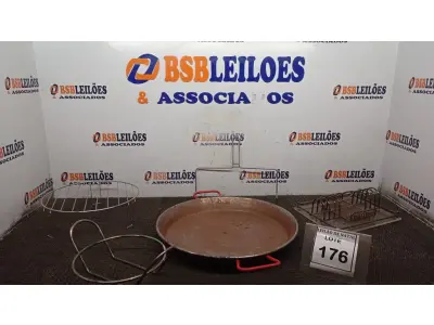LOTE 176 - 01 TACHO DE FERRO E 03 SUPORTES DE COZINHA MODELOS DIVERSOS. (NO ESTADO) ATENÇÃO! FAZER A VISITAÇÃO ANTES DE ARREMATAR, NÃO SABEMOS SE FUNCIONA, LEILÃO NÃO TEM GARANTIA E NEM DEVOLUÇÃO, SUJEITO A POSSÍVEIS AVARIAS VISÍVEIS/OCULTAS E/OU AUSÊNCIA DE COMPONENTES.