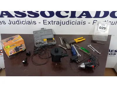 LOTE 029 - 01 INFLADOR ELÉTRICO, 01 PARAFUSADEIRA A BATERIA, 01 JOGO DE CHAVES, 01 ALICATE E VÁRIAS CHAVES DE FENDA E BOCA TAMANHOS DIVERSOS. (NO ESTADO) ATENÇÃO! FAZER A VISITAÇÃO ANTES DE ARREMATAR, NÃO SABEMOS SE FUNCIONA, LEILÃO NÃO TEM GARANTIA E NEM DEVOLUÇÃO, SUJEITO A POSSÍVEIS AVARIAS VISÍVEIS/OCULTAS E/OU AUSÊNCIA DE COMPONENTES.