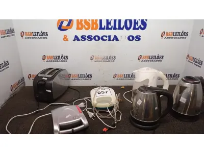 LOTE 057 - 02 SANDUICHEIRAS, 01 TORRADEIRA E 03 CHALEIRAS ELÉTRICAS. (NO ESTADO) ATENÇÃO! FAZER A VISITAÇÃO ANTES DE ARREMATAR, NÃO SABEMOS SE FUNCIONA, LEILÃO NÃO TEM GARANTIA E NEM DEVOLUÇÃO, SUJEITO A POSSÍVEIS AVARIAS VISÍVEIS/OCULTAS E/OU AUSÊNCIA DE COMPONENTES.