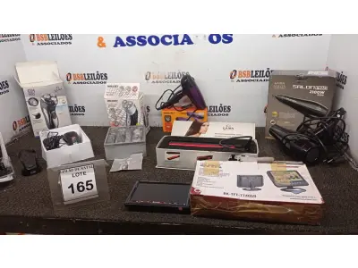 LOTE 165 - 01 PORTA RETRATO DIGITAL, 01 PRANCHA DE CABELO MARCA GAMA, 02 SECADORES DE CABELO, 01 MÁQUINA DE CORTAR CABELO E 02 BARBEADORES ELÉTRICOS. (NO ESTADO) ATENÇÃO! FAZER A VISITAÇÃO ANTES DE ARREMATAR, NÃO SABEMOS SE FUNCIONA, LEILÃO NÃO TEM GARANTIA E NEM DEVOLUÇÃO, SUJEITO A POSSÍVEIS AVARIAS VISÍVEIS/OCULTAS E/OU AUSÊNCIA DE COMPONENTES.
