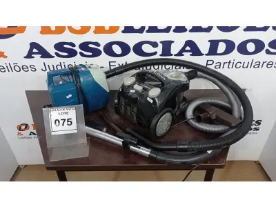 LOTE 075 - 02 ASPIRADORES DE PÓ MARCAS ELECTROLUX E ARNO. (NO ESTADO) ATENÇÃO! FAZER A VISITAÇÃO ANTES DE ARREMATAR, NÃO SABEMOS SE FUNCIONA, LEILÃO NÃO TEM GARANTIA E NEM DEVOLUÇÃO, SUJEITO A POSSÍVEIS AVARIAS VISÍVEIS/OCULTAS E/OU AUSÊNCIA DE COMPONENTES.