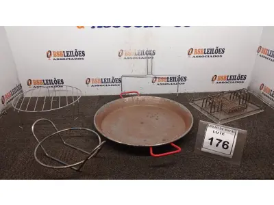 LOTE 176 - 01 TACHO DE FERRO E 03 SUPORTES DE COZINHA MODELOS DIVERSOS. (NO ESTADO) ATENÇÃO! FAZER A VISITAÇÃO ANTES DE ARREMATAR, NÃO SABEMOS SE FUNCIONA, LEILÃO NÃO TEM GARANTIA E NEM DEVOLUÇÃO, SUJEITO A POSSÍVEIS AVARIAS VISÍVEIS/OCULTAS E/OU AUSÊNCIA DE COMPONENTES.