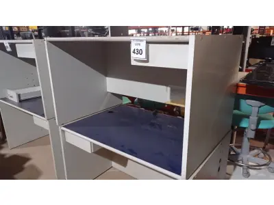 LOTE 430 - 02 MESAS DE ESCRITÓRIO COM 01 GAVETA CADA. (NO ESTADO) ATENÇÃO! FAZER A VISITAÇÃO ANTES DE ARREMATAR, NÃO SABEMOS SE FUNCIONA, LEILÃO NÃO TEM GARANTIA E NEM DEVOLUÇÃO, SUJEITO A POSSÍVEIS AVARIAS VISÍVEIS/OCULTAS E/OU AUSÊNCIA DE COMPONENTES.