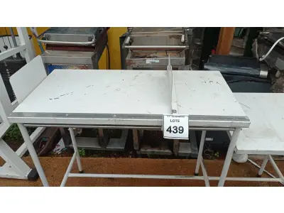 LOTE 439 - 01 MESA DE FERRO LABORATORIAL. (NO ESTADO) ATENÇÃO! FAZER A VISITAÇÃO ANTES DE ARREMATAR, NÃO SABEMOS SE FUNCIONA, LEILÃO NÃO TEM GARANTIA E NEM DEVOLUÇÃO, SUJEITO A POSSÍVEIS AVARIAS VISÍVEIS/OCULTAS E/OU AUSÊNCIA DE COMPONENTES.