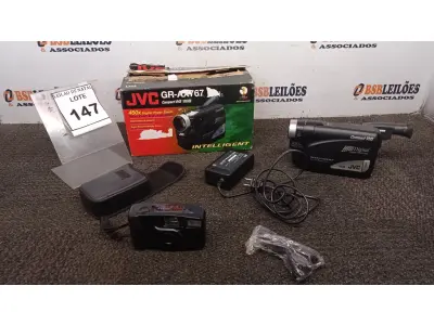 LOTE 147 - 01 FILMADORA MODELO GR-AX767 COMPACT VHS MARCA JVC. (NO ESTADO) ATENÇÃO! FAZER A VISITAÇÃO ANTES DE ARREMATAR, NÃO SABEMOS SE FUNCIONA, LEILÃO NÃO TEM GARANTIA E NEM DEVOLUÇÃO, SUJEITO A POSSÍVEIS AVARIAS VISÍVEIS/OCULTAS E/OU AUSÊNCIA DE COMPONENTES.