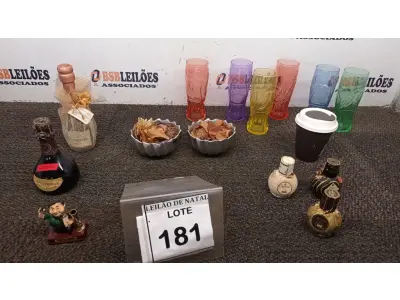 LOTE 181 - 06 COPOS PERSONALIZADOS MARCA COCA COLA, 05 GARRAFAS DECORATIVAS E 02 VASOS DECORATIVO PEQUENOS. (NO ESTADO) ATENÇÃO! FAZER A VISITAÇÃO ANTES DE ARREMATAR, NÃO SABEMOS SE FUNCIONA, LEILÃO NÃO TEM GARANTIA E NEM DEVOLUÇÃO, SUJEITO A POSSÍVEIS AVARIAS VISÍVEIS/OCULTAS E/OU AUSÊNCIA DE COMPONENTES.