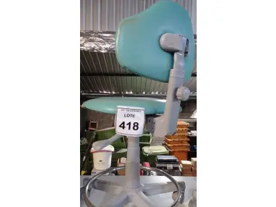 LOTE 418 - 01 CADEIRA MOCHO GIRATÓRIA. (NO ESTADO) ATENÇÃO! FAZER A VISITAÇÃO ANTES DE ARREMATAR, NÃO SABEMOS SE FUNCIONA, LEILÃO NÃO TEM GARANTIA E NEM DEVOLUÇÃO, SUJEITO A POSSÍVEIS AVARIAS VISÍVEIS/OCULTAS E/OU AUSÊNCIA DE COMPONENTES.