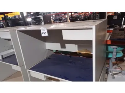 LOTE 430 - 02 MESAS DE ESCRITÓRIO COM 01 GAVETA CADA. (NO ESTADO) ATENÇÃO! FAZER A VISITAÇÃO ANTES DE ARREMATAR, NÃO SABEMOS SE FUNCIONA, LEILÃO NÃO TEM GARANTIA E NEM DEVOLUÇÃO, SUJEITO A POSSÍVEIS AVARIAS VISÍVEIS/OCULTAS E/OU AUSÊNCIA DE COMPONENTES.