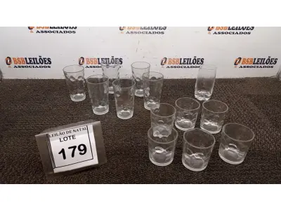 LOTE 179 - 13 COPOS DE VIDRO MODELOS DIVERSOS. (NO ESTADO) ATENÇÃO! FAZER A VISITAÇÃO ANTES DE ARREMATAR, NÃO SABEMOS SE FUNCIONA, LEILÃO NÃO TEM GARANTIA E NEM DEVOLUÇÃO, SUJEITO A POSSÍVEIS AVARIAS VISÍVEIS/OCULTAS E/OU AUSÊNCIA DE COMPONENTES.