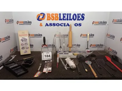 LOTE 184 - 01 FACA ELÉTRICA MARCA BLACK DECKER, 01 JOGO DE RALADORES E DIVERSAS ESPÁTULAS E UTENSÍLIOS DIVERSOS PARA COZINHA. (NO ESTADO) ATENÇÃO! FAZER A VISITAÇÃO ANTES DE ARREMATAR, NÃO SABEMOS SE FUNCIONA, LEILÃO NÃO TEM GARANTIA E NEM DEVOLUÇÃO, SUJEITO A POSSÍVEIS AVARIAS VISÍVEIS/OCULTAS E/OU AUSÊNCIA DE COMPONENTES.