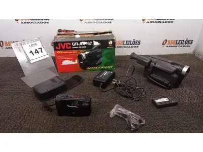 LOTE 147 - 01 FILMADORA MODELO GR-AX767 COMPACT VHS MARCA JVC. (NO ESTADO) ATENÇÃO! FAZER A VISITAÇÃO ANTES DE ARREMATAR, NÃO SABEMOS SE FUNCIONA, LEILÃO NÃO TEM GARANTIA E NEM DEVOLUÇÃO, SUJEITO A POSSÍVEIS AVARIAS VISÍVEIS/OCULTAS E/OU AUSÊNCIA DE COMPONENTES.