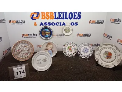 LOTE 174 - 08 PRATOS DECORATIVOS. (NO ESTADO) ATENÇÃO! FAZER A VISITAÇÃO ANTES DE ARREMATAR, NÃO SABEMOS SE FUNCIONA, LEILÃO NÃO TEM GARANTIA E NEM DEVOLUÇÃO, SUJEITO A POSSÍVEIS AVARIAS VISÍVEIS/OCULTAS E/OU AUSÊNCIA DE COMPONENTES.