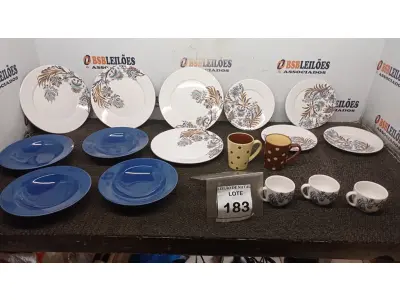 LOTE 183 - 12 PRATOS, 02 CANECAS E 02 XÍCARAS. (NO ESTADO) ATENÇÃO! FAZER A VISITAÇÃO ANTES DE ARREMATAR, NÃO SABEMOS SE FUNCIONA, LEILÃO NÃO TEM GARANTIA E NEM DEVOLUÇÃO, SUJEITO A POSSÍVEIS AVARIAS VISÍVEIS/OCULTAS E/OU AUSÊNCIA DE COMPONENTES.
