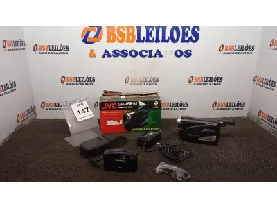 LOTE 147 - 01 FILMADORA MODELO GR-AX767 COMPACT VHS MARCA JVC. (NO ESTADO) ATENÇÃO! FAZER A VISITAÇÃO ANTES DE ARREMATAR, NÃO SABEMOS SE FUNCIONA, LEILÃO NÃO TEM GARANTIA E NEM DEVOLUÇÃO, SUJEITO A POSSÍVEIS AVARIAS VISÍVEIS/OCULTAS E/OU AUSÊNCIA DE COMPONENTES.