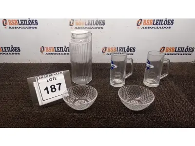 LOTE 187 - 02 COPOS PARA CHOPP, 01 JARRA DE VIDRO E 02 VASILHAS DE VIDRO. (NO ESTADO) ATENÇÃO! FAZER A VISITAÇÃO ANTES DE ARREMATAR, NÃO SABEMOS SE FUNCIONA, LEILÃO NÃO TEM GARANTIA E NEM DEVOLUÇÃO, SUJEITO A POSSÍVEIS AVARIAS VISÍVEIS/OCULTAS E/OU AUSÊNCIA DE COMPONENTES.