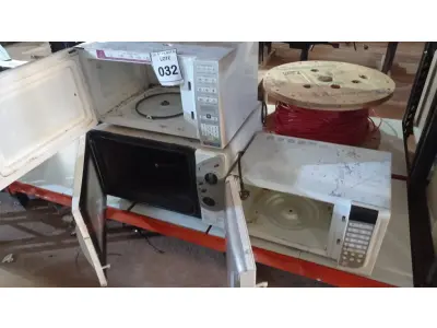 LOTE 032 - 01 FORNO ELÉTRICO MARCA FISCHER E 02 MICRO-ONDAS MARCA ELECTROLUX. (NO ESTADO) ATENÇÃO! FAZER A VISITAÇÃO ANTES DE ARREMATAR, NÃO SABEMOS SE FUNCIONA, LEILÃO NÃO TEM GARANTIA E NEM DEVOLUÇÃO, SUJEITO A POSSÍVEIS AVARIAS VISÍVEIS/OCULTAS E/OU AUSÊNCIA DE COMPONENTES.