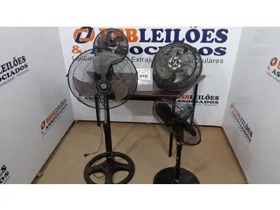 LOTE 010 - 04 VENTILADORES DE MARCAS E MODELOS DIVERSOS. (NO ESTADO) ATENÇÃO! FAZER A VISITAÇÃO ANTES DE ARREMATAR, NÃO SABEMOS SE FUNCIONA, LEILÃO NÃO TEM GARANTIA E NEM DEVOLUÇÃO, SUJEITO A POSSÍVEIS AVARIAS VISÍVEIS/OCULTAS E/OU AUSÊNCIA DE COMPONENTES.