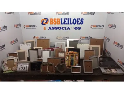 LOTE 173 - 01 LOTE COM GRANDE QUANTIDADE DE PORTA RETRATOS. (NO ESTADO) ATENÇÃO! FAZER A VISITAÇÃO ANTES DE ARREMATAR, NÃO SABEMOS SE FUNCIONA, LEILÃO NÃO TEM GARANTIA E NEM DEVOLUÇÃO, SUJEITO A POSSÍVEIS AVARIAS VISÍVEIS/OCULTAS E/OU AUSÊNCIA DE COMPONENTES.