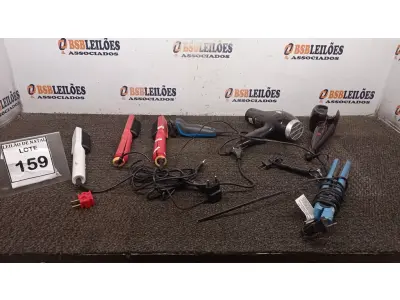 LOTE 159 - 03 ESCOVAS DE CABELO, 02 PRANCHAS DE CABELO, 01 BARBEADOR ELÉTRICO E 01 SECADOR DE CABELO MARCAS E MODELOS DIVERSOS. (NO ESTADO) ATENÇÃO! FAZER A VISITAÇÃO ANTES DE ARREMATAR, NÃO SABEMOS SE FUNCIONA, LEILÃO NÃO TEM GARANTIA E NEM DEVOLUÇÃO, SUJEITO A POSSÍVEIS AVARIAS VISÍVEIS/OCULTAS E/OU AUSÊNCIA DE COMPONENTES.