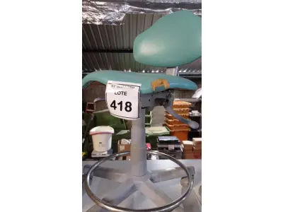 LOTE 418 - 01 CADEIRA MOCHO GIRATÓRIA. (NO ESTADO) ATENÇÃO! FAZER A VISITAÇÃO ANTES DE ARREMATAR, NÃO SABEMOS SE FUNCIONA, LEILÃO NÃO TEM GARANTIA E NEM DEVOLUÇÃO, SUJEITO A POSSÍVEIS AVARIAS VISÍVEIS/OCULTAS E/OU AUSÊNCIA DE COMPONENTES.