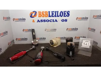 LOTE 141 - 02 MOEDORES DE CAFÉ ELÉTRICO, 03 MIXERS, 01APONTADOR DE LÁPIS ELÉTRICO E 01 ABRIDOR DE VINHO. (NO ESTADO) ATENÇÃO! FAZER A VISITAÇÃO ANTES DE ARREMATAR, NÃO SABEMOS SE FUNCIONA, LEILÃO NÃO TEM GARANTIA E NEM DEVOLUÇÃO, SUJEITO A POSSÍVEIS AVARIAS VISÍVEIS/OCULTAS E/OU AUSÊNCIA DE COMPONENTES.