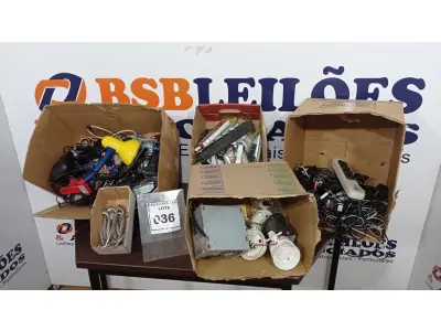 LOTE 036 - 01 LOTE COM FORMICIDA, MAÇANETAS, CONTROLES REMOTOS DIVERSOS, CÂMERAS DE VIGILÂNCIA, CABOS E FONTES DIVERSAS E PERIFÉRICOS. (NO ESTADO) ATENÇÃO! FAZER A VISITAÇÃO ANTES DE ARREMATAR, NÃO SABEMOS SE FUNCIONA, LEILÃO NÃO TEM GARANTIA E NEM DEVOLUÇÃO, SUJEITO A POSSÍVEIS AVARIAS VISÍVEIS/OCULTAS E/OU AUSÊNCIA DE COMPONENTES.