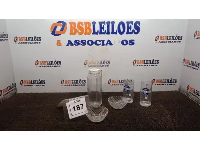 LOTE 187 - 02 COPOS PARA CHOPP, 01 JARRA DE VIDRO E 02 VASILHAS DE VIDRO. (NO ESTADO) ATENÇÃO! FAZER A VISITAÇÃO ANTES DE ARREMATAR, NÃO SABEMOS SE FUNCIONA, LEILÃO NÃO TEM GARANTIA E NEM DEVOLUÇÃO, SUJEITO A POSSÍVEIS AVARIAS VISÍVEIS/OCULTAS E/OU AUSÊNCIA DE COMPONENTES.