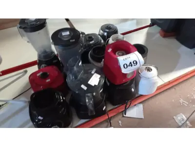 LOTE 049 - 01 LOTE COM VÁRIOS MOTORES DE LIQUIDIFICADORES SENDO 03 COM COPO, MARCAS E MODELOS DIVERSOS. (NO ESTADO) ATENÇÃO! FAZER A VISITAÇÃO ANTES DE ARREMATAR, NÃO SABEMOS SE FUNCIONA, LEILÃO NÃO TEM GARANTIA E NEM DEVOLUÇÃO, SUJEITO A POSSÍVEIS AVARIAS VISÍVEIS/OCULTAS E/OU AUSÊNCIA DE COMPONENTES.